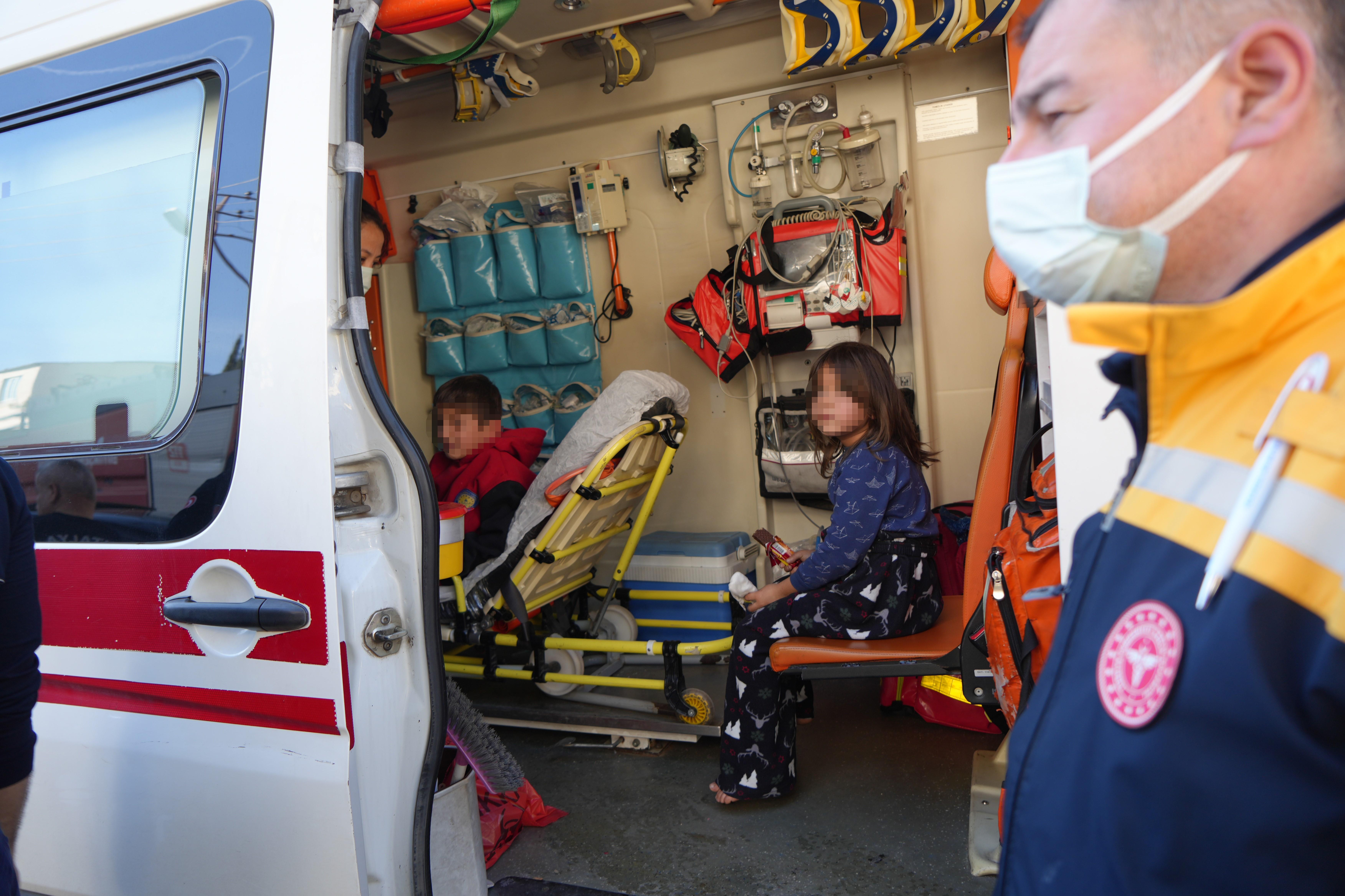 Yangından kurtarılıp ambulansa alındı, hastaneye gideceğini öğrenince "Annemin parası yok ama" dedi