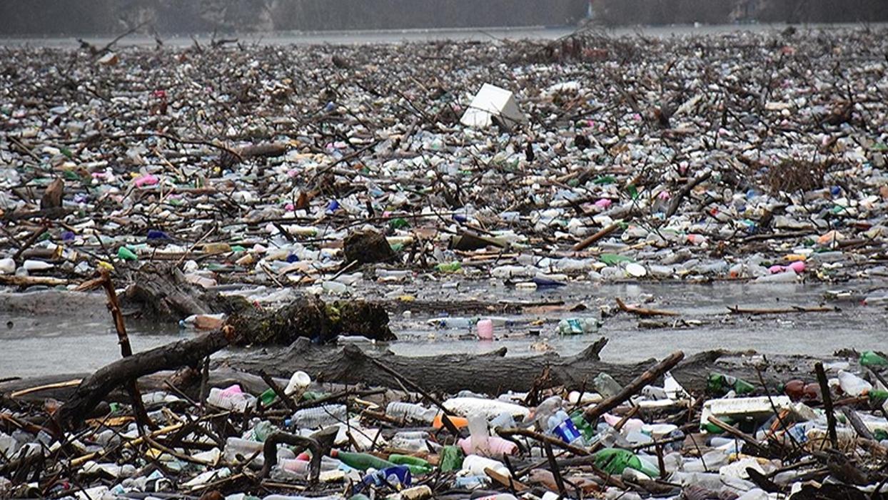 Plastik kirliliği anlaşmasını engelleyen fosil yakıt üreticileri varlık gösterdi