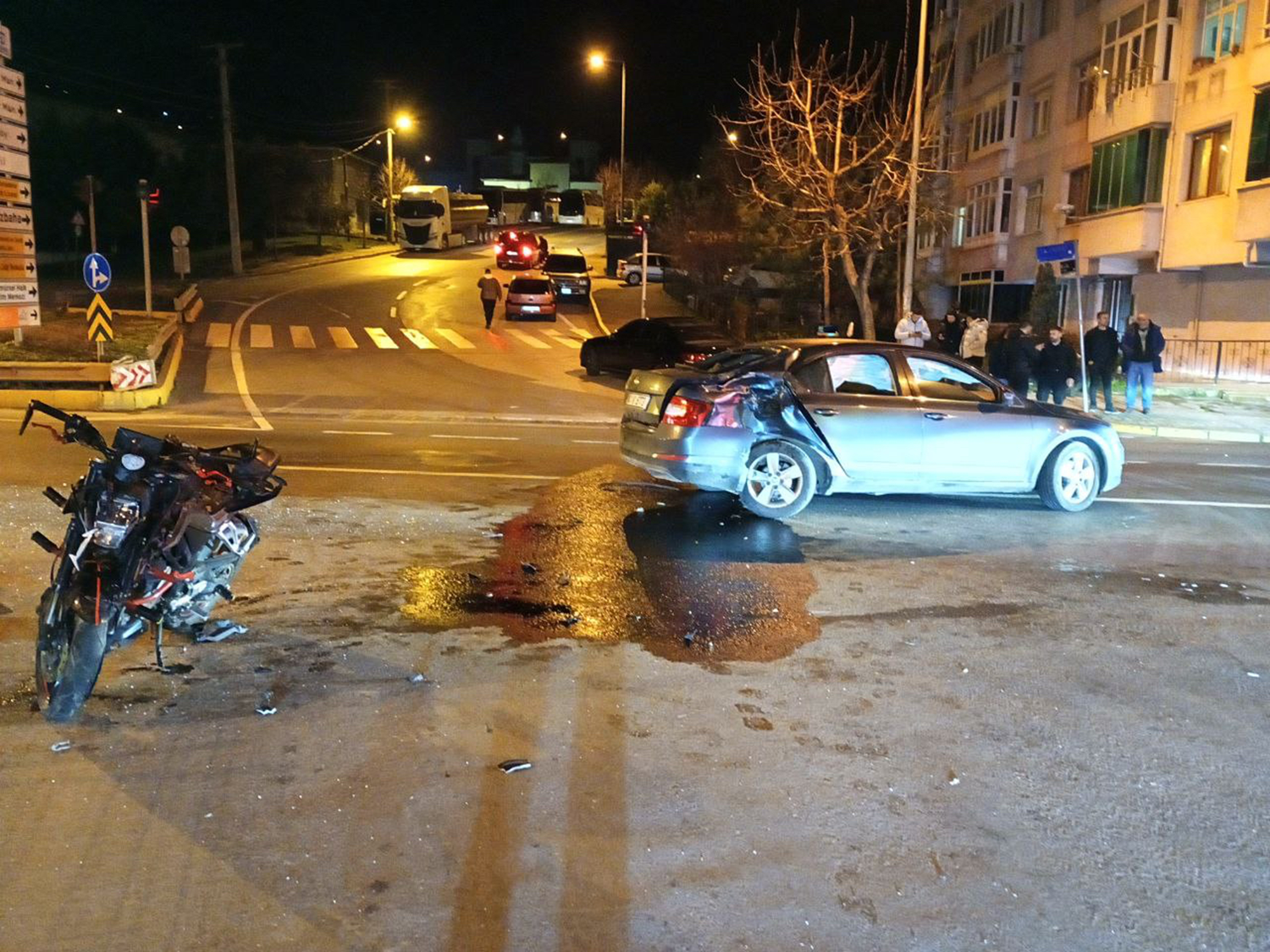 Karamürsel'de motosiklet ve otomobil çarpıştı: 3 yaralı