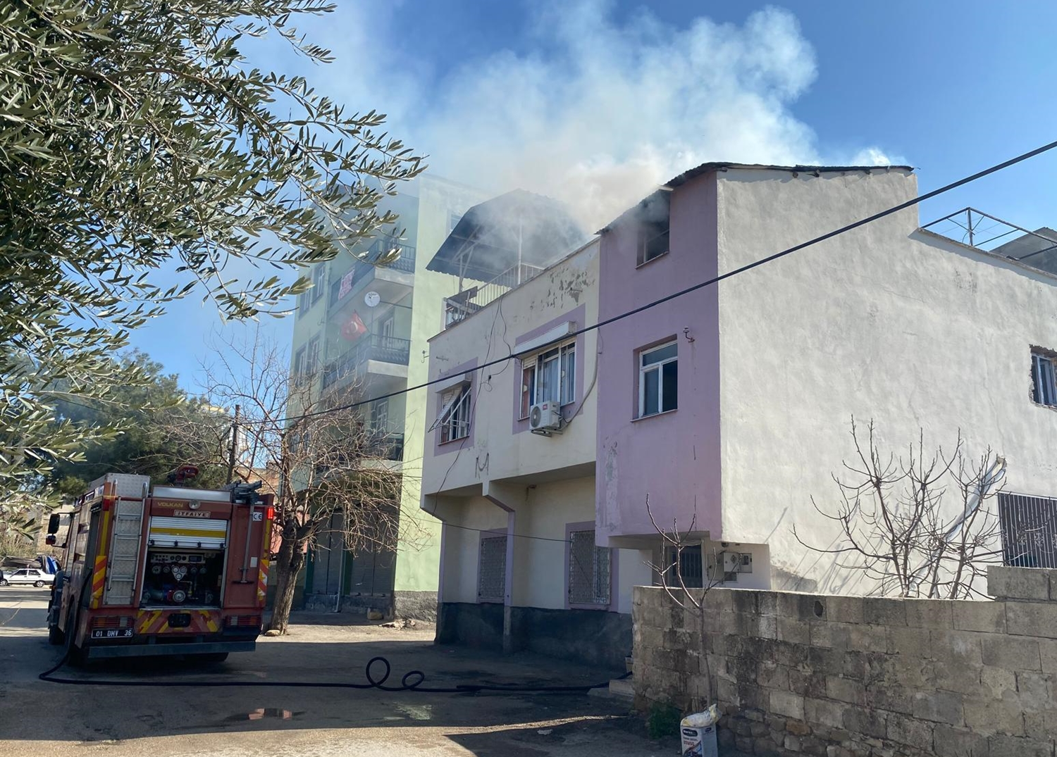 Adana'da evde çıkan yangın hasara neden oldu