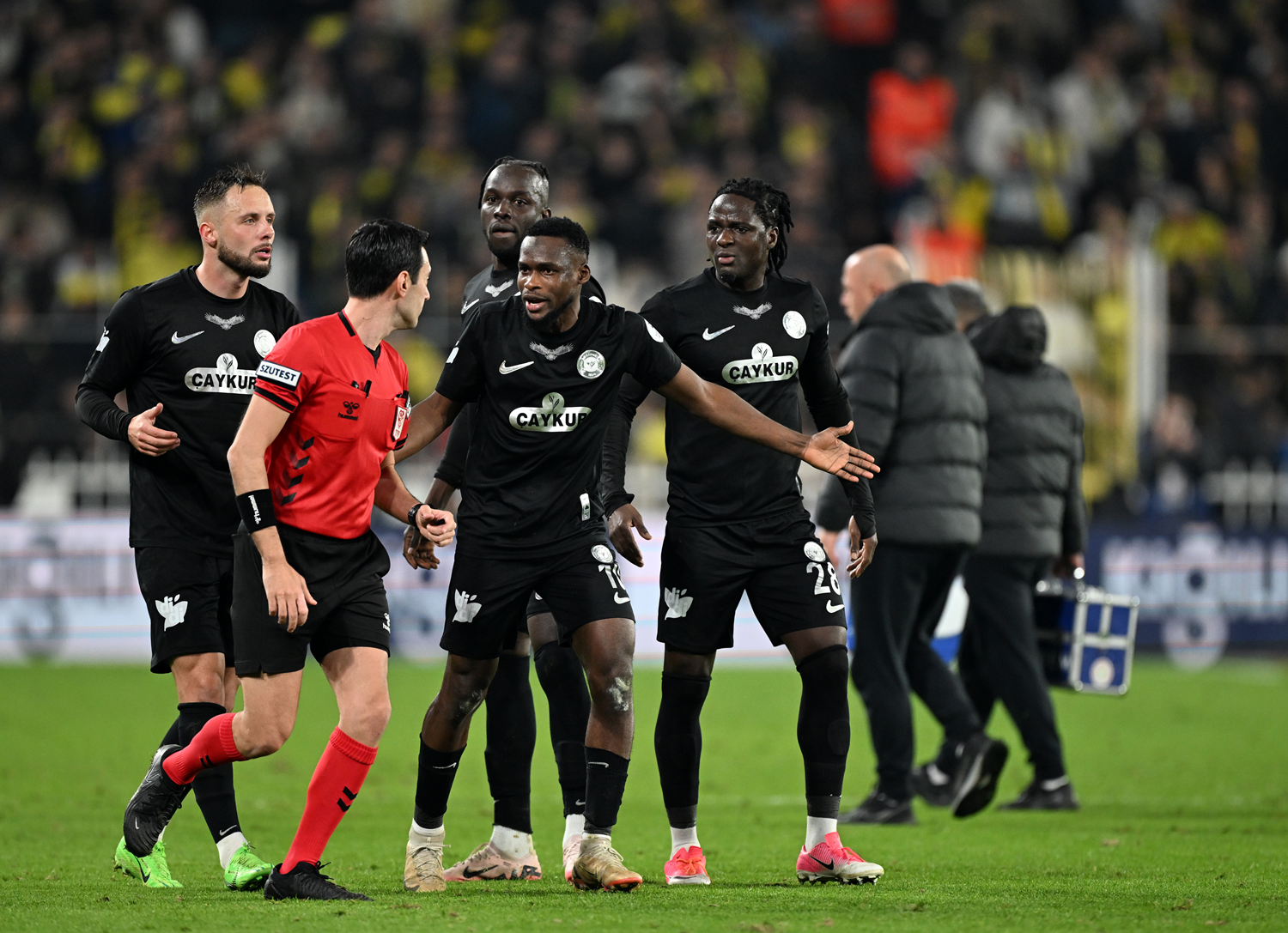 Galatasaray, Fenerbahçe'nin Çaykur Rizespor maçındaki hakem hatalarını eleştirdi