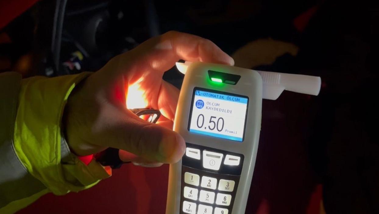 0,50 promil ile sınırda kalan taksiciye polisten ehliyet şakası