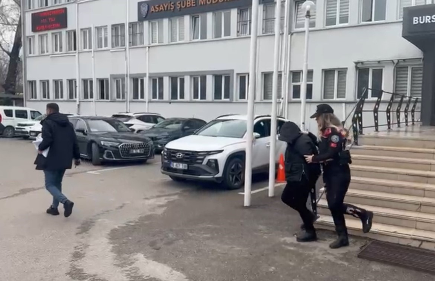 Bursa'da yaşlı kadını polis rolüyle dolandıran şüpheli tutuklandı