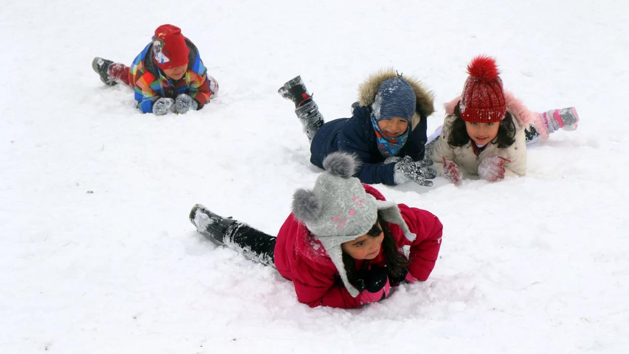Adana'nın bir ilçesinde okullar tatil edildi