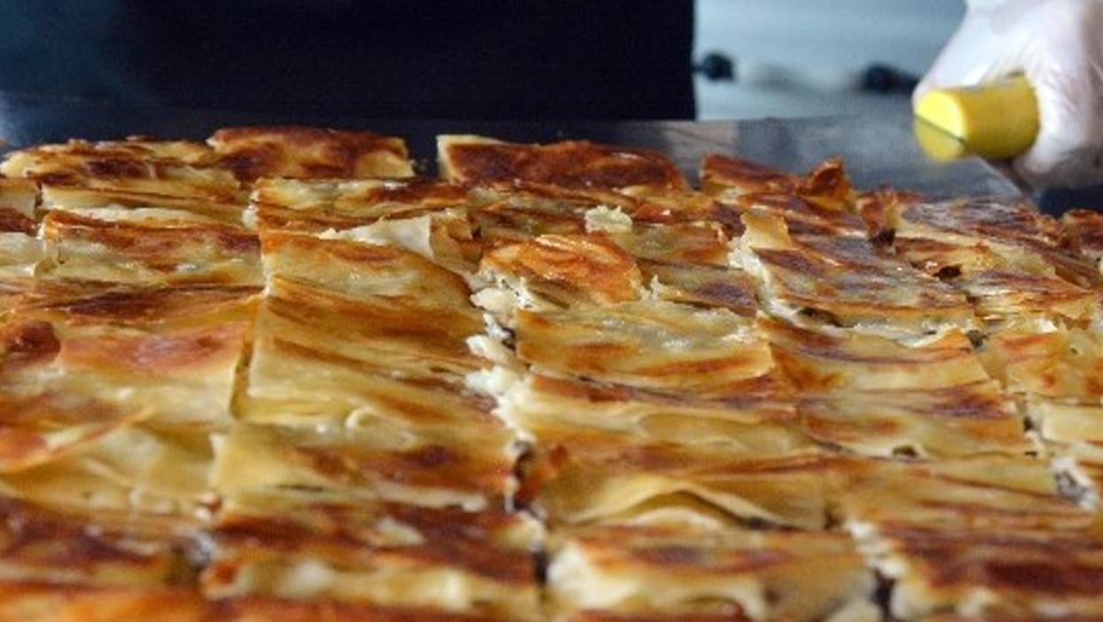 Sahur ve iftar sofralarının vazgeçilmezi tandır böreği yapımı
