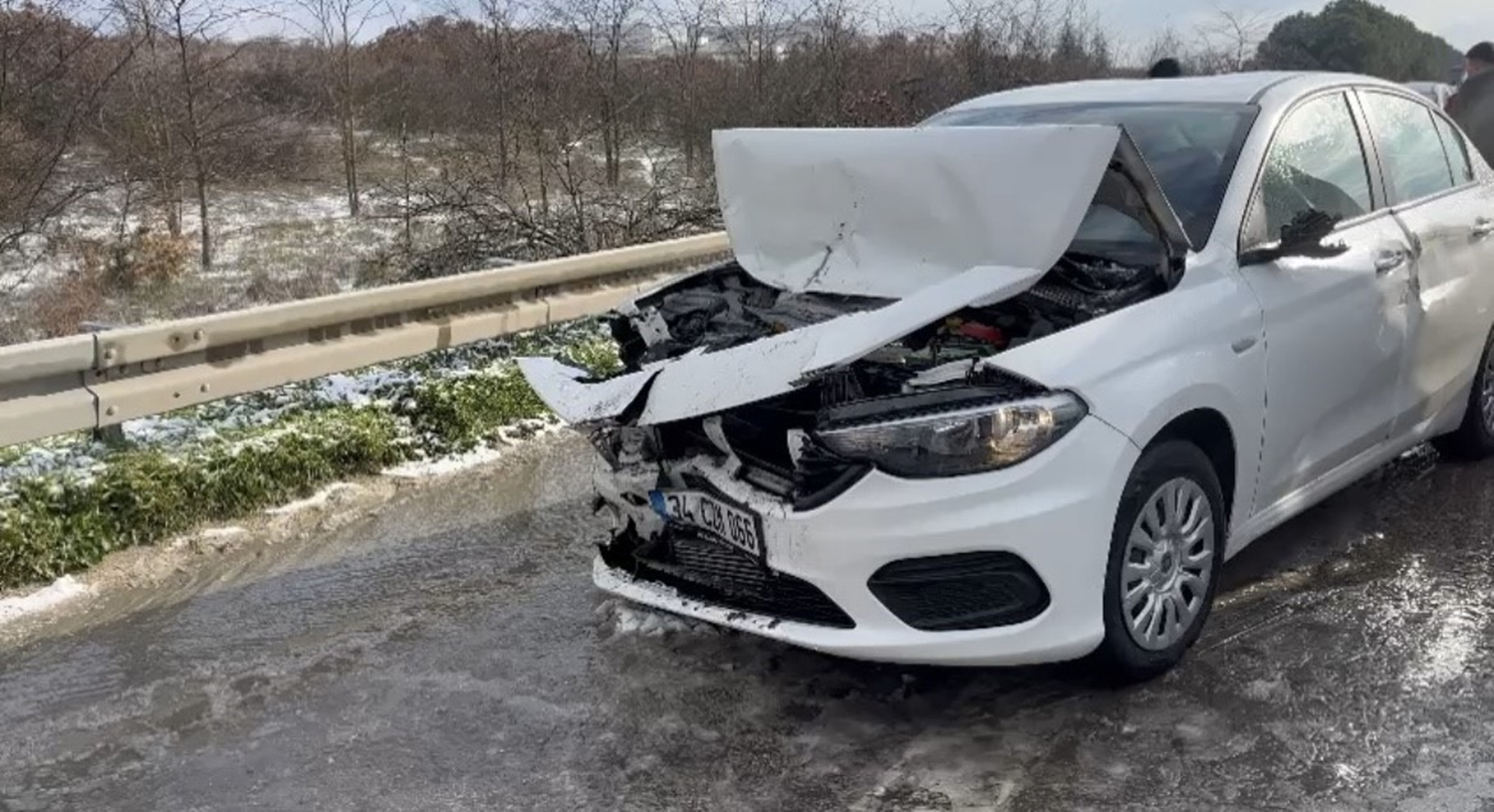 İstanbul-İzmir otobanında kar yağışı sebebiyle 25 araç zincirleme kaza yaptı