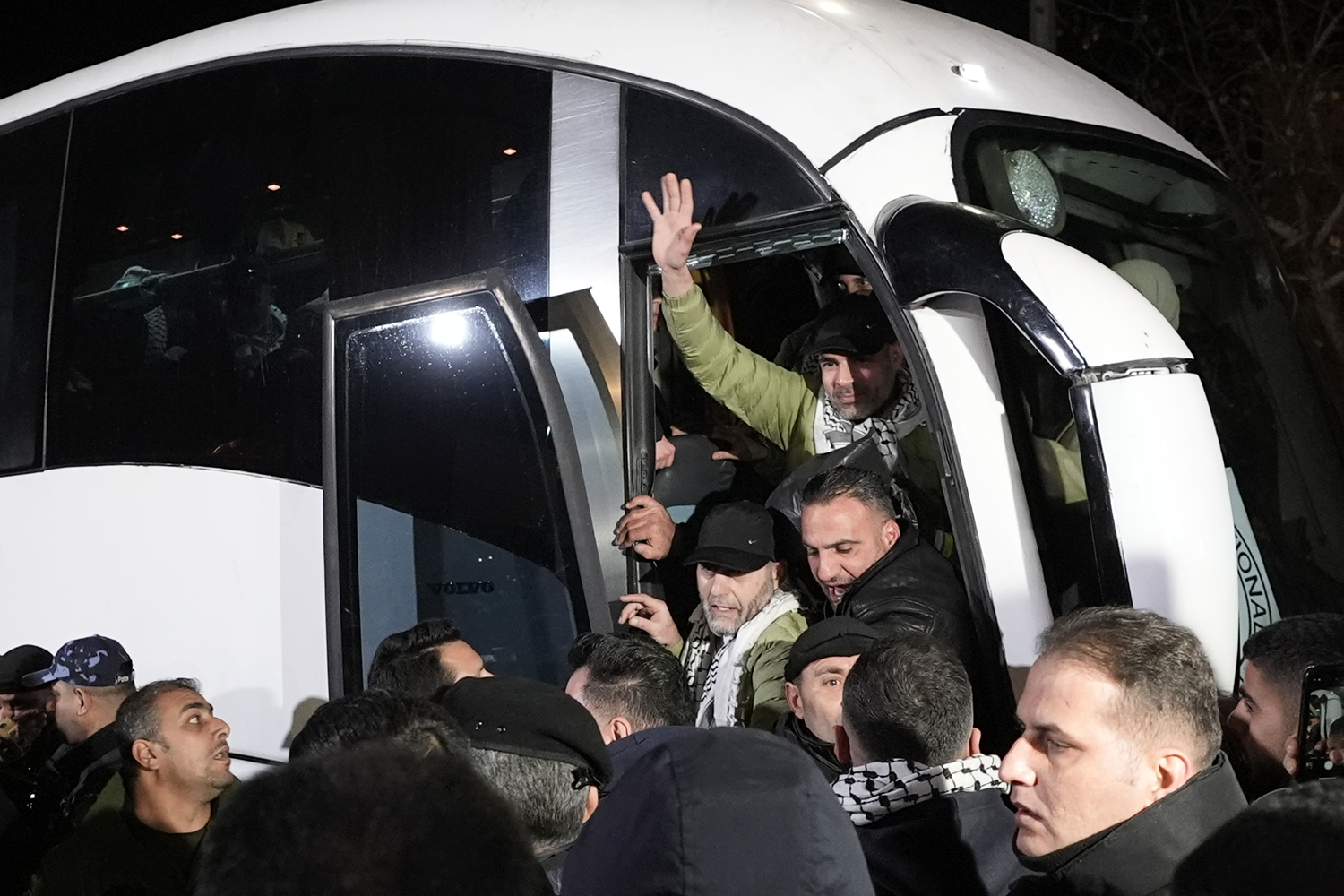 İsrail'den serbest bırakılan Filistinli esirler Ramallah'ta coşkuyla karşılandı