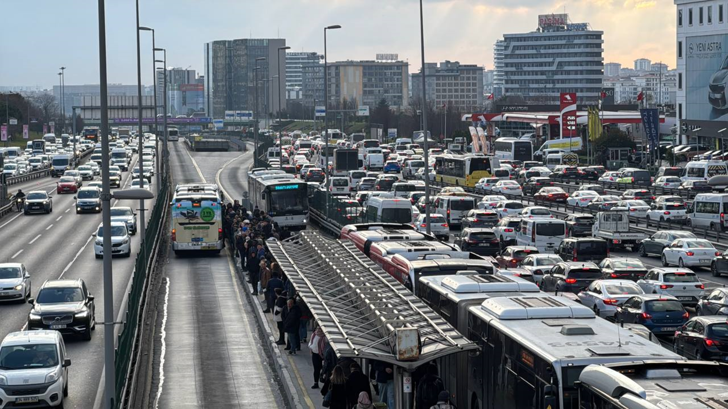 İstanbul'da yollar kilit! Trafik yoğunluğu yüzde 80'e çıktı