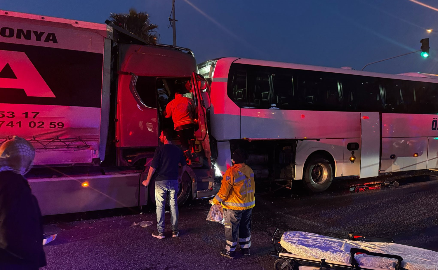 Manisa'da zincirleme kaza: 1 ölü, 7 yaralı