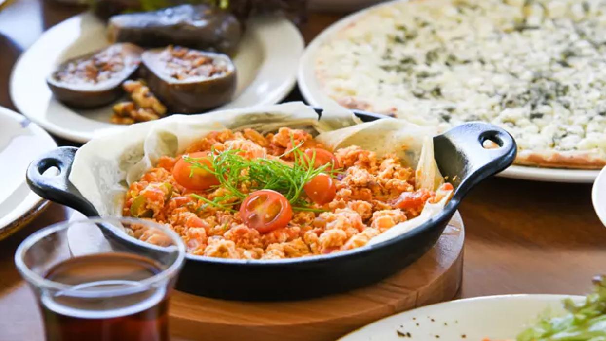 Tavanın dibini sıyırttıran menemen tarifi! Evde en basit menemen nasıl yapılır?