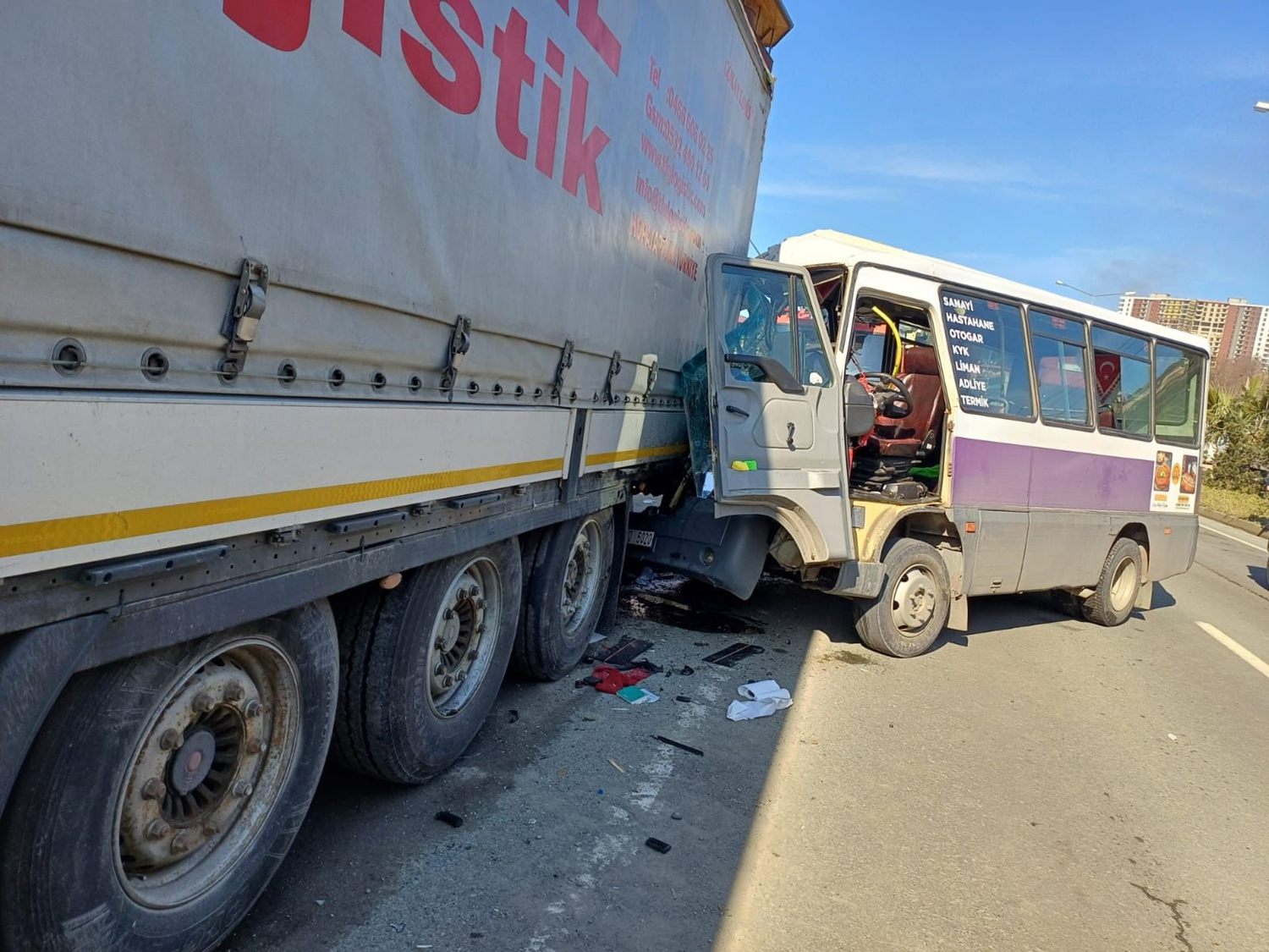 Hopa'da Minibüs tıra çarptı: 12 yaralı