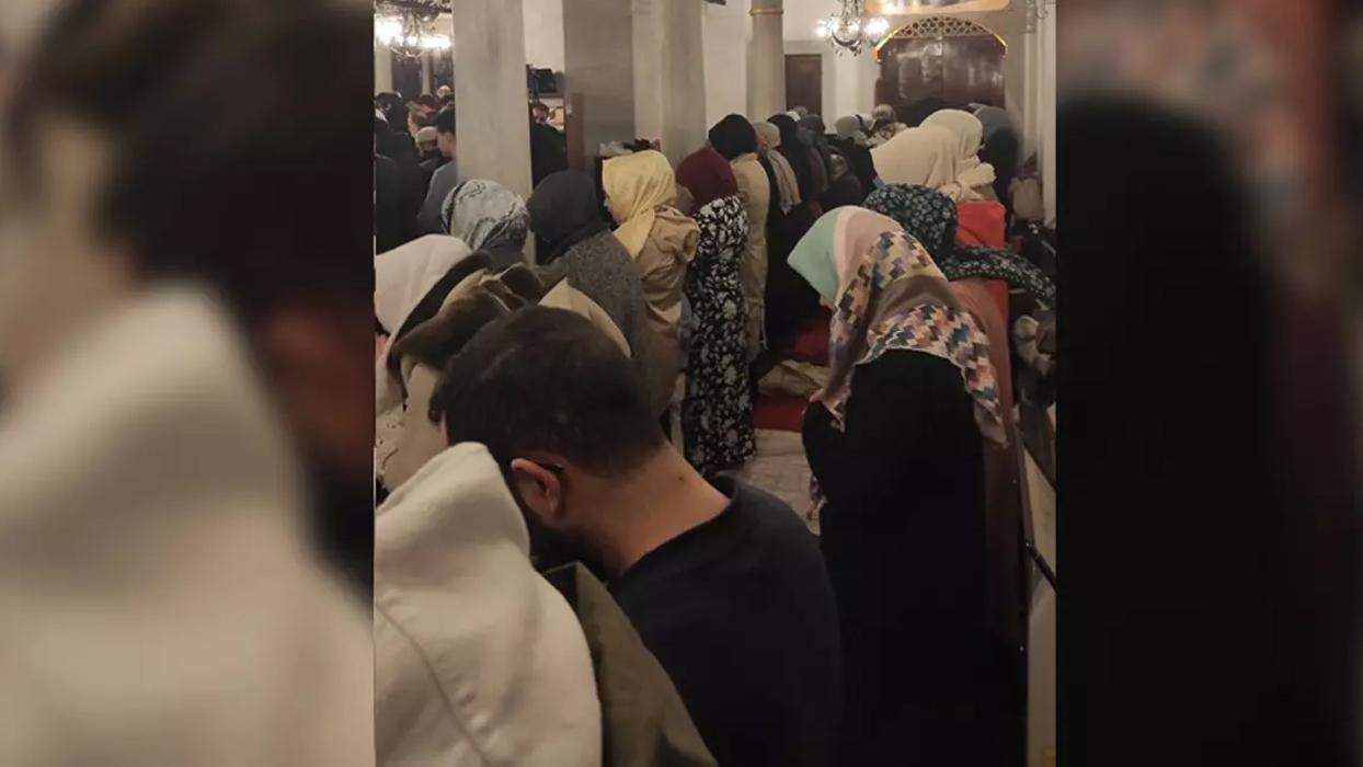 Valide-i Cedid Camii'ndeki görüntüye inceleme