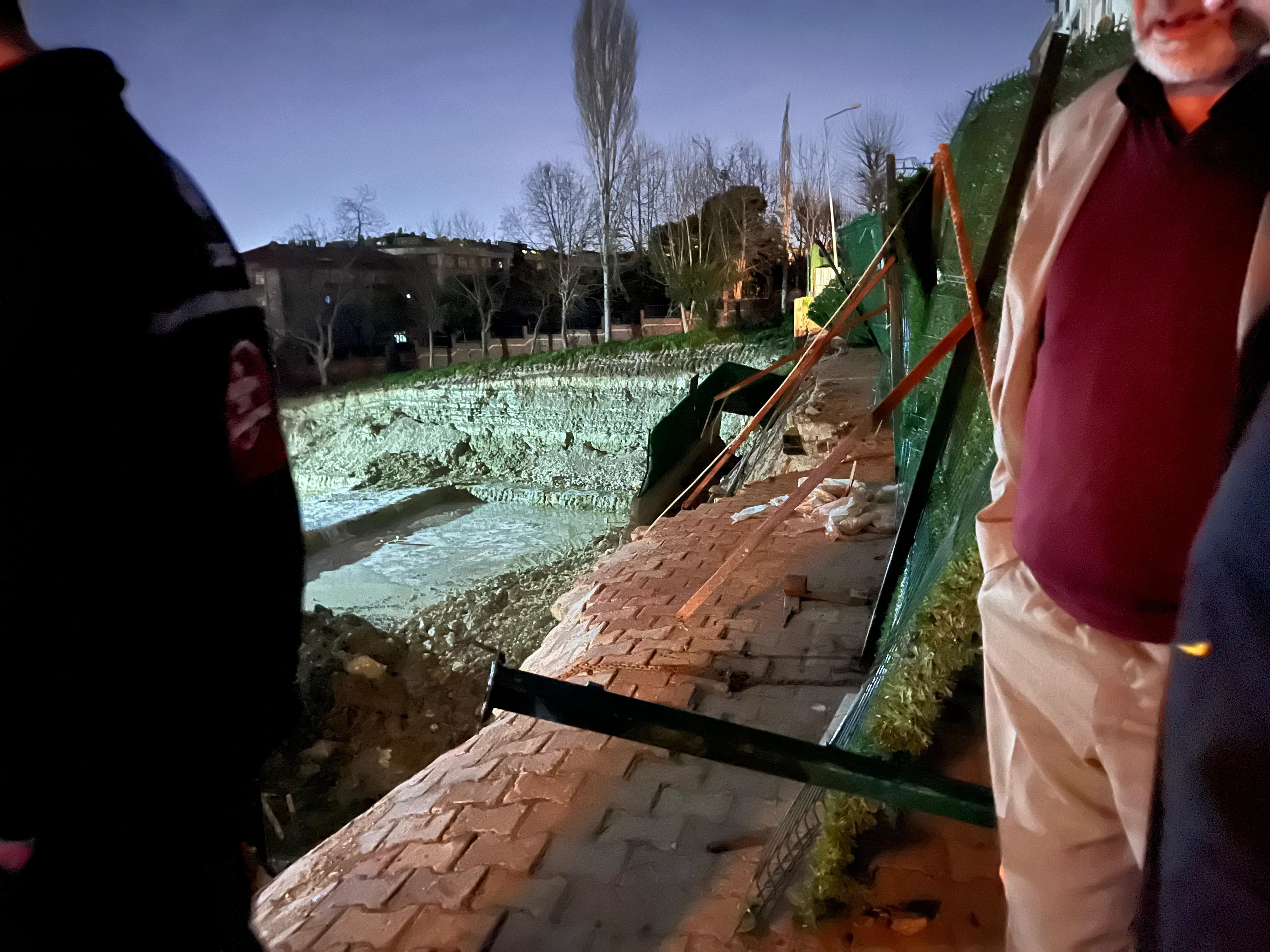 Bahçelievler'de inşaat sırasında yolda kısmi çökme yaşandı