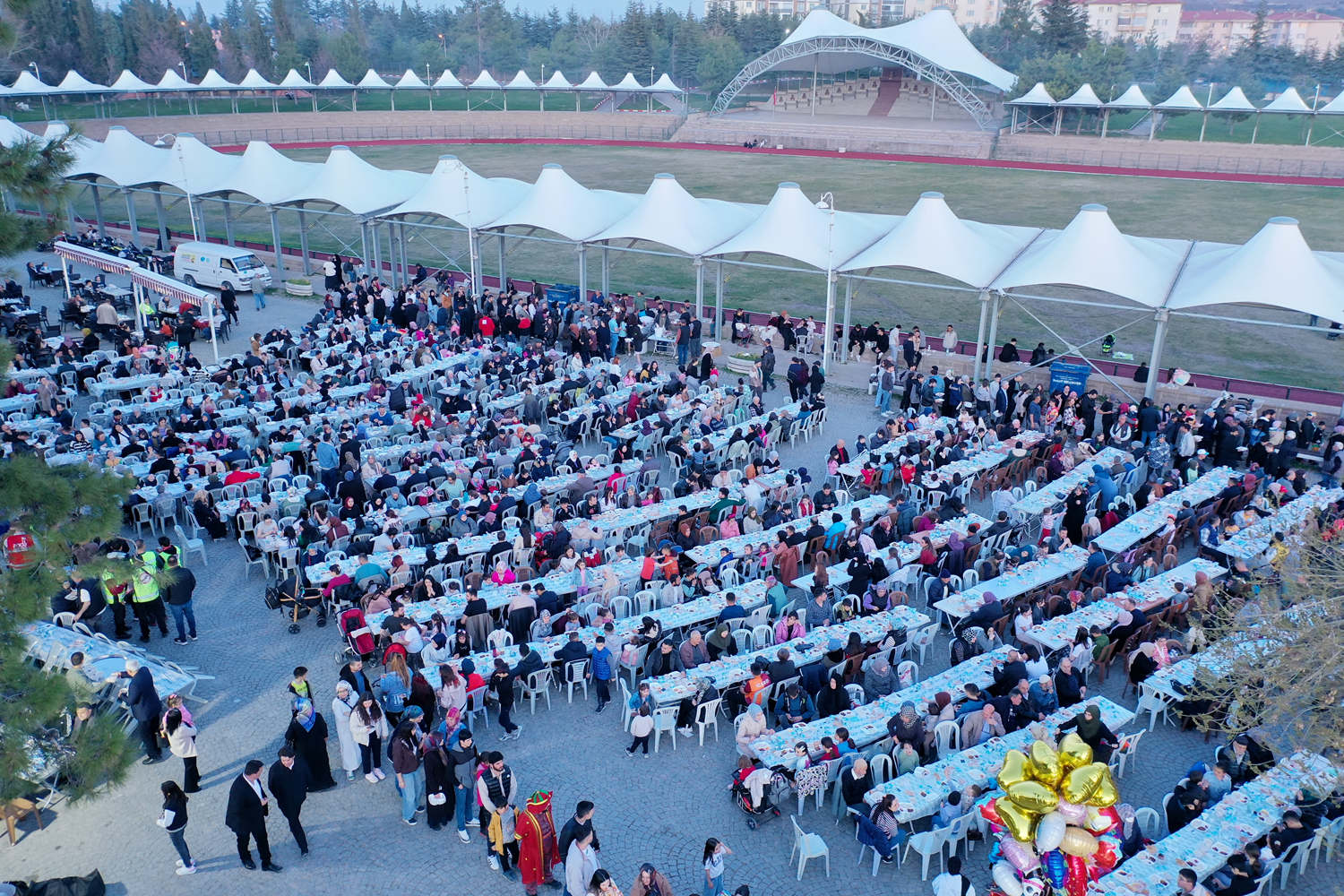Ertuğrul Gazi Türbesi'nde toplu iftar sevinci yaşandı