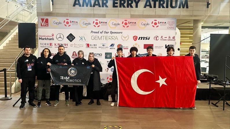 Lise öğrencileri dünya robot yarışmasında birincilik aldı