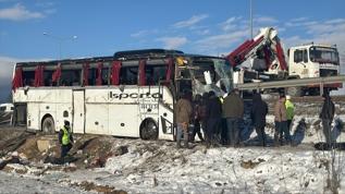 Afyonkarahisar'ın Sinanpaşa ilçesinde yolcu otobüsü şarampole devrildi: 1 Ölü, 25 Yaralı