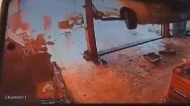 Düzce'de sobaya benzin döken otomobil tamircisi parlayan alevden son anda kurtuldu... O anlar kamerada