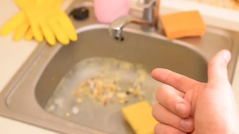 Meğer lavabo tıkanmasını açmak bu kadar basitmiş! Kimsenin aklına gelmezdi