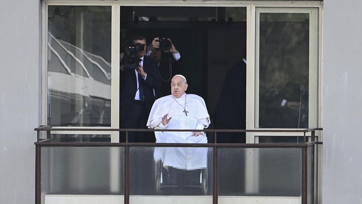 88 yaşındaki Papa Franciscus hastaneden taburcu oldu