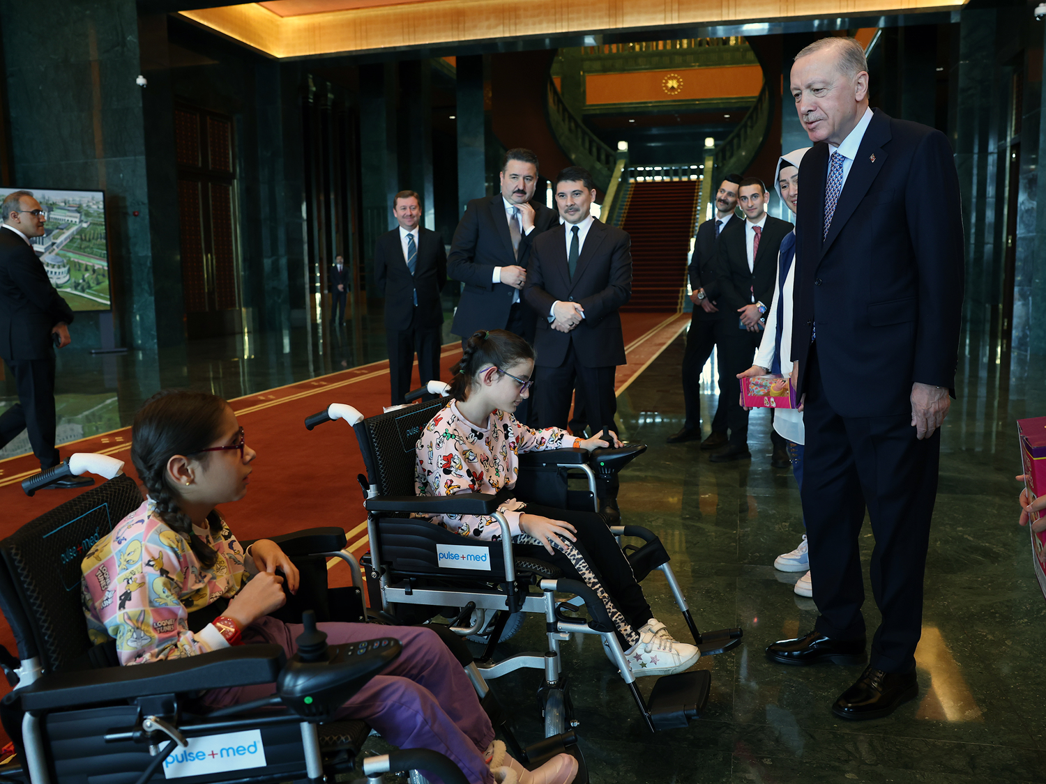 Cumhurbaşkanı Erdoğan'a anlamlı ziyaret: Engelli iki kız çocuğunu kabul etti