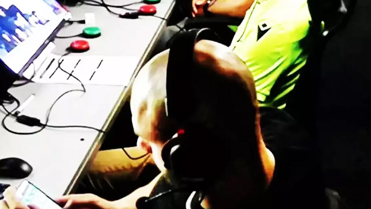 VAR odasında skandal görüntüler! Telefondan bahis oynadı