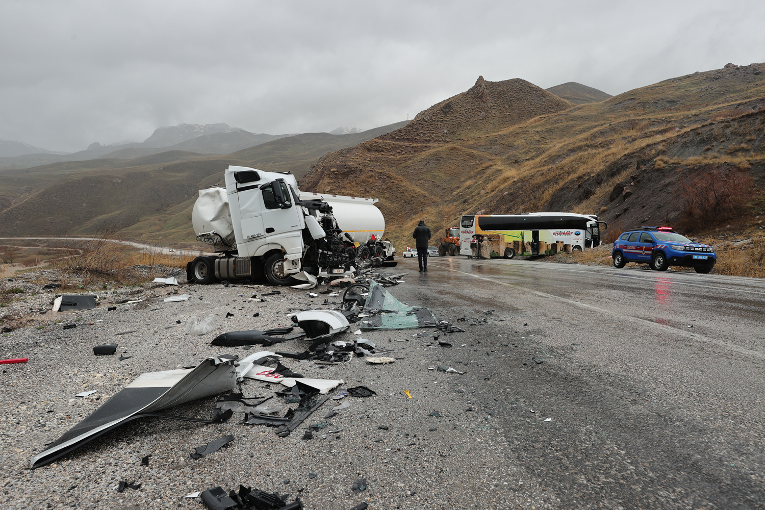 Hakkari'de otobüs ve yakıt tankerinin çarpışması: 2'si ağır 8 yaralı