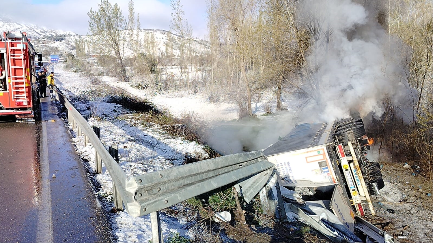Koyulhisar'da devrilen ve yanan tırın sürücüsü hayatını kaybetti