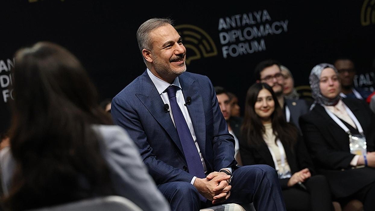 Bakan Fidan 'ADF Youth' etkinliğinde üniversitelilerle buluştu