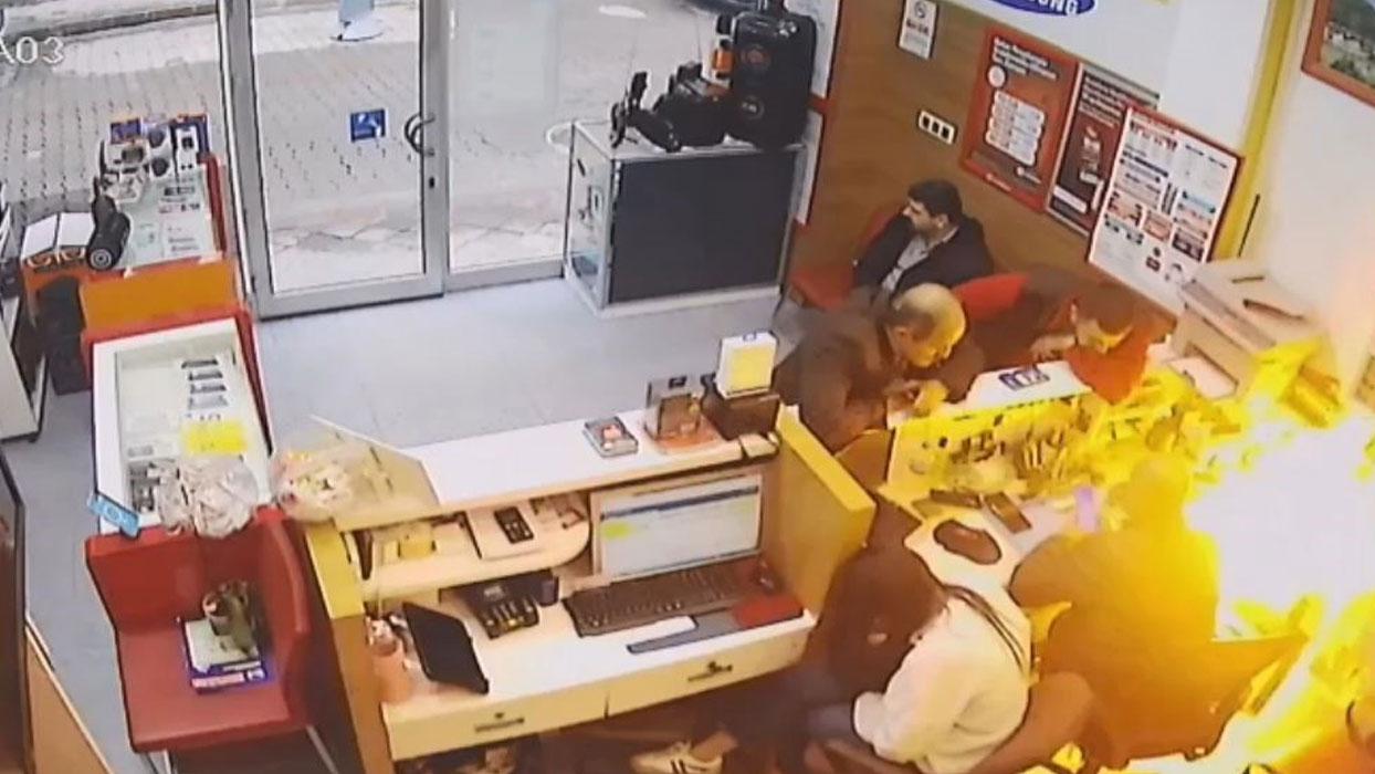 Artvin'de cep telefonu bataryasının patlaması güvenlik kamerasında