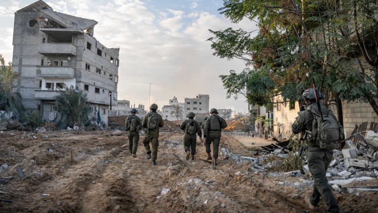 Eski Savunma Bakanı Gallant'tan tünel itirafı Eski İsrail Savunma Bakanı Yoav Gallant, ordunun Ağustos 2024'te, "Hamas'ın Gazze'ye silah kaçırmak için kullandığı askeri tünel" diye dolaşıma soktuğu fotoğrafın, aslında "bir metre derinliğindeki su kanalı olduğunu" itiraf etti.