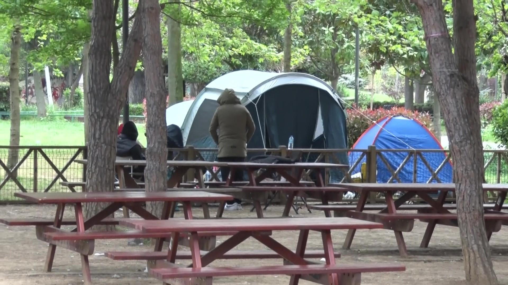Deprem korkusu İstanbul'u sokağa döktü: Vatandaşlar geceyi çadırlarda geçirdi