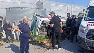 Antalya'da Rus turistleri taşıyan midibüs devrildi