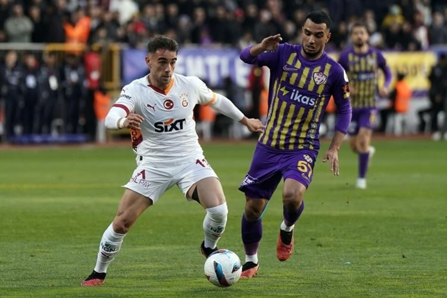 Galatasaray'ın genç yıldızı Yunus Akgün, Premier Lig'in radarında!