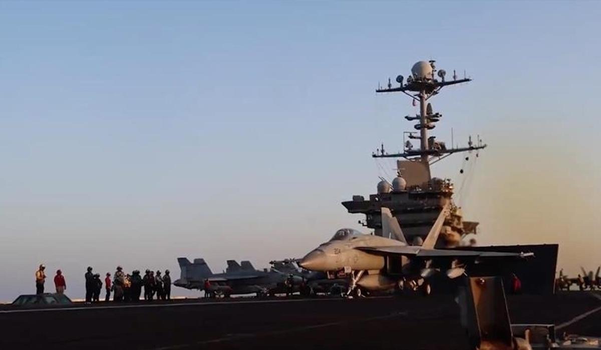Husiler, ABD'nin USS Carl Vinson uçak gemisini vurdu
