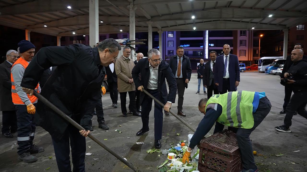 Bakan Işıkhan işçilerle buluştu, temizlik yaptı
