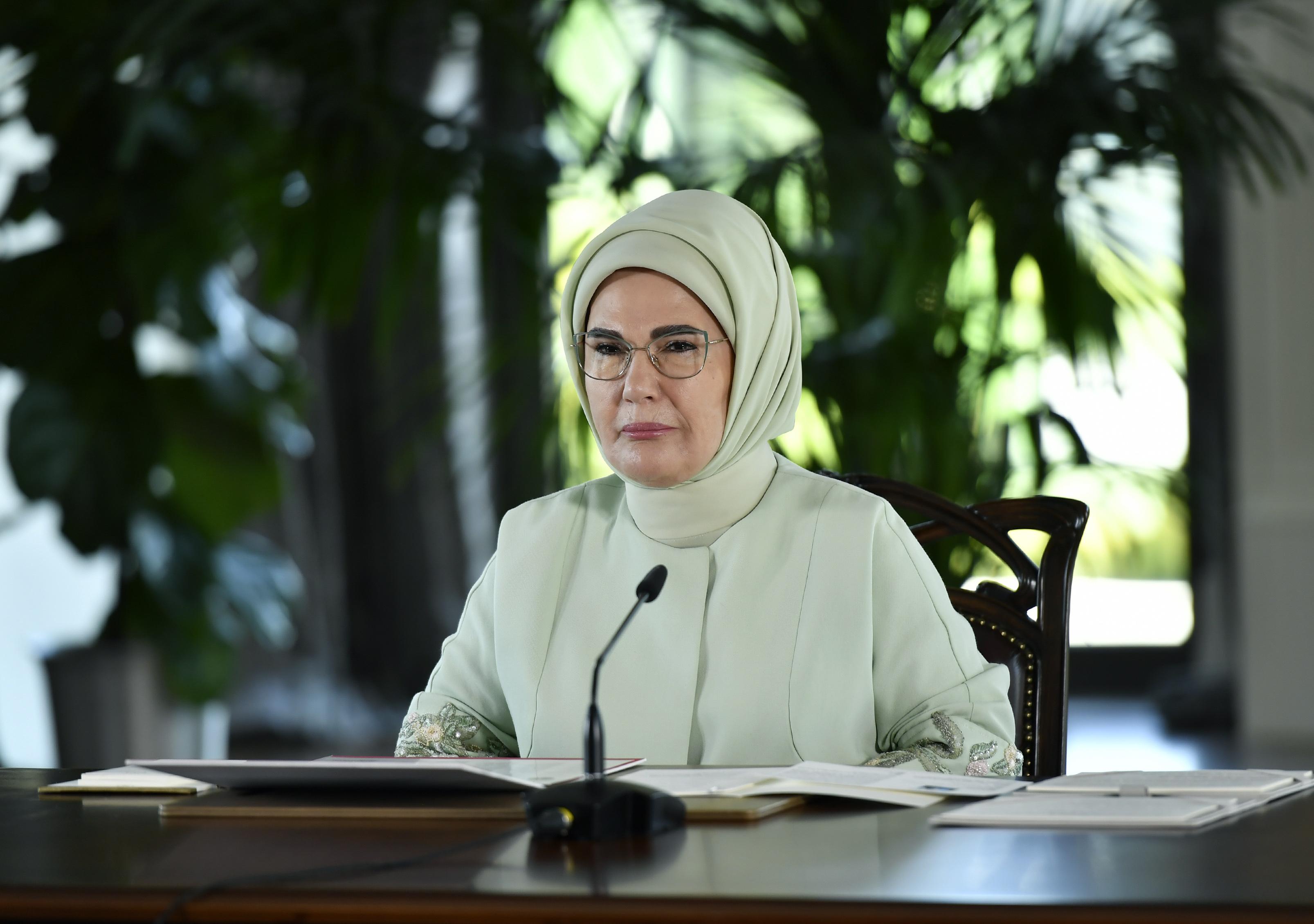 Emine Erdoğan: Ülkemizin istikbali için dökülen her alın teri çok onurlu, çok kıymetlidir