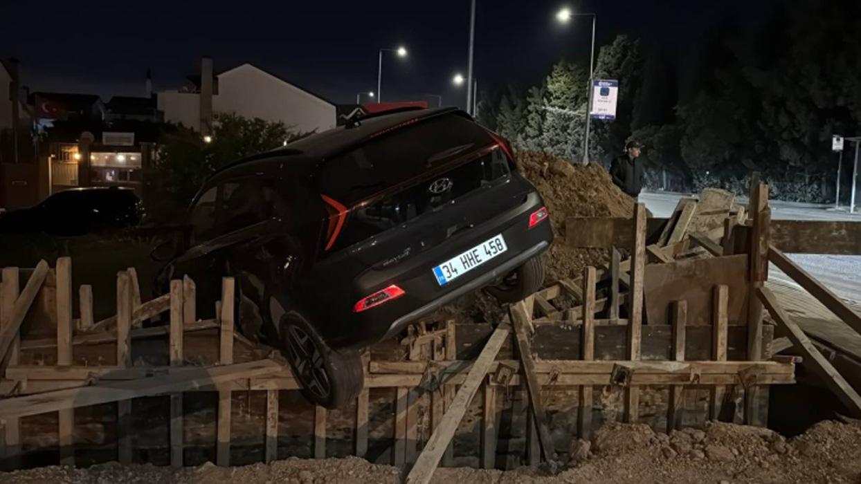 İnşaat alanına giren otomobil perde betonda asılı kaldı