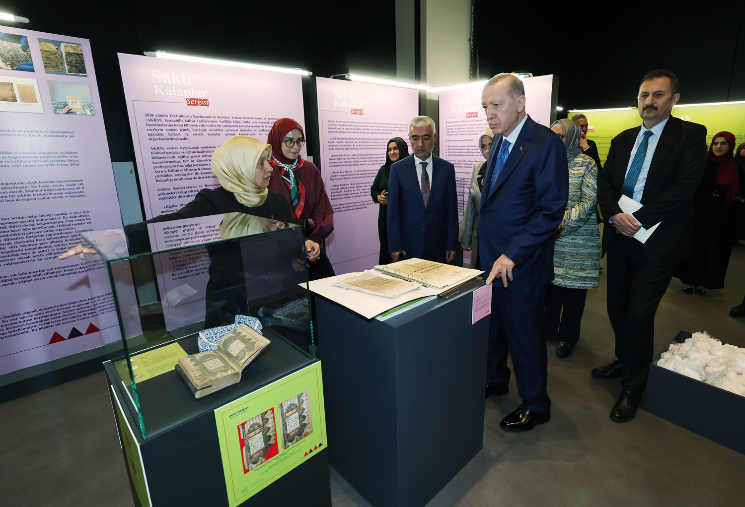 Cumhurbaşkanı Erdoğan'dan 'Saklı Kalanlar' sergisine ziyaret