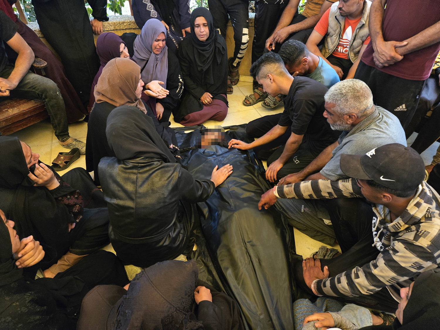 Katil İsrail'in Gazze'ye düzenlediği saldırılarda 10 Filistinli hayatını kaybetti