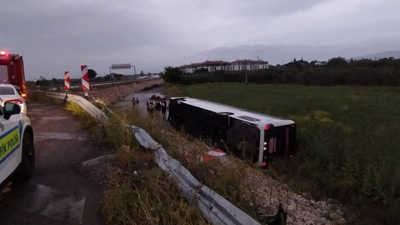 Manisa'da yolcu otobüsü devrildi: 16 yaralı