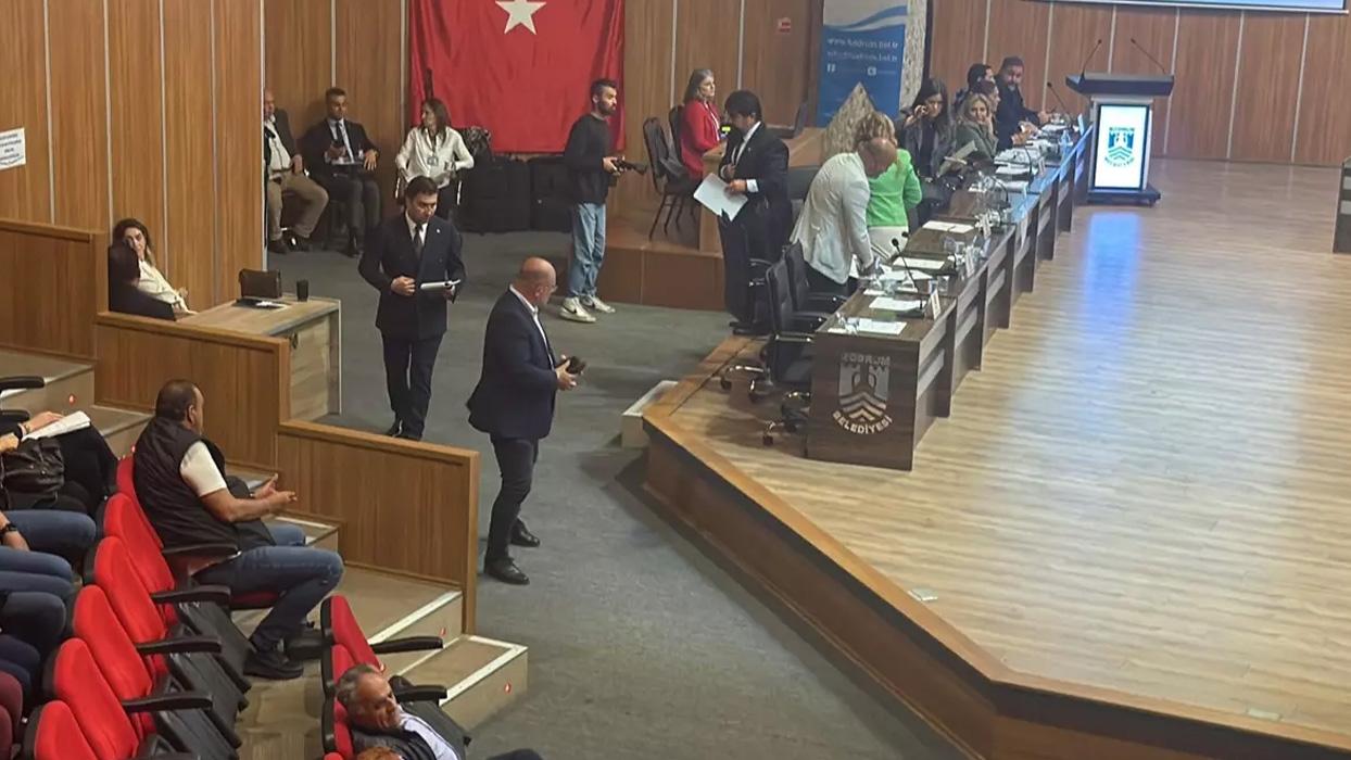 Bodrum Belediye Meclisi'nde kriz! AK Partili üyeler, CHP'nin tek ses dayatmasına tepki olarak toplantıyı terk etti