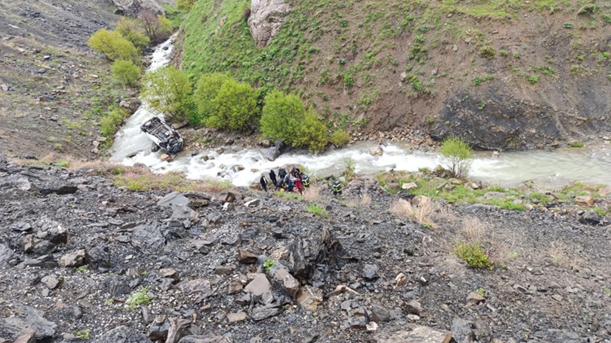 Hakkari'de minibüs şarampole devrildi