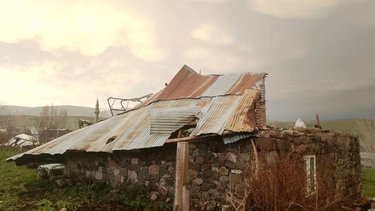 Kars'ta fırtına ve hortum etkili oldu