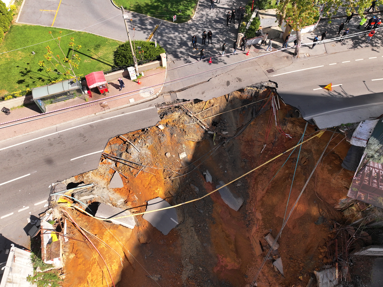 Sarıyer'de yol çöktü: Eski Büyükdere Caddesi trafiğe kapatıldı