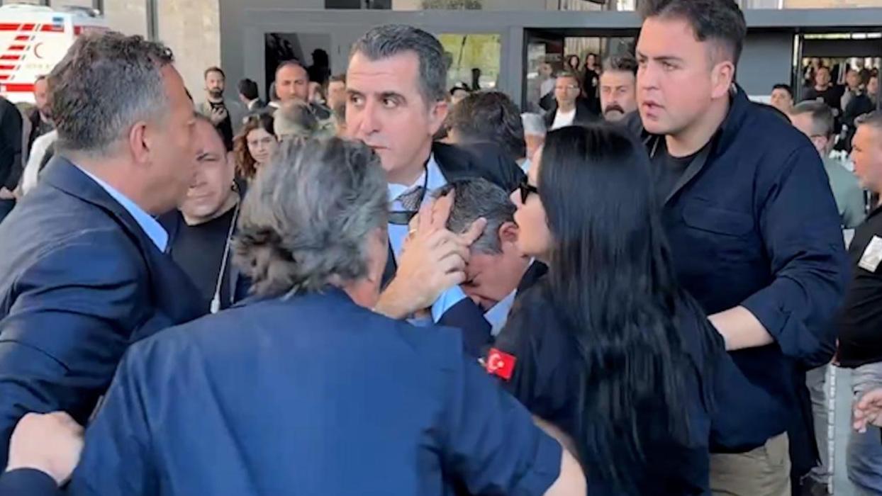 CHP Genel Başkanı Özgür Özel'e yumruklu saldırı... Saldırgan gözaltına alındı