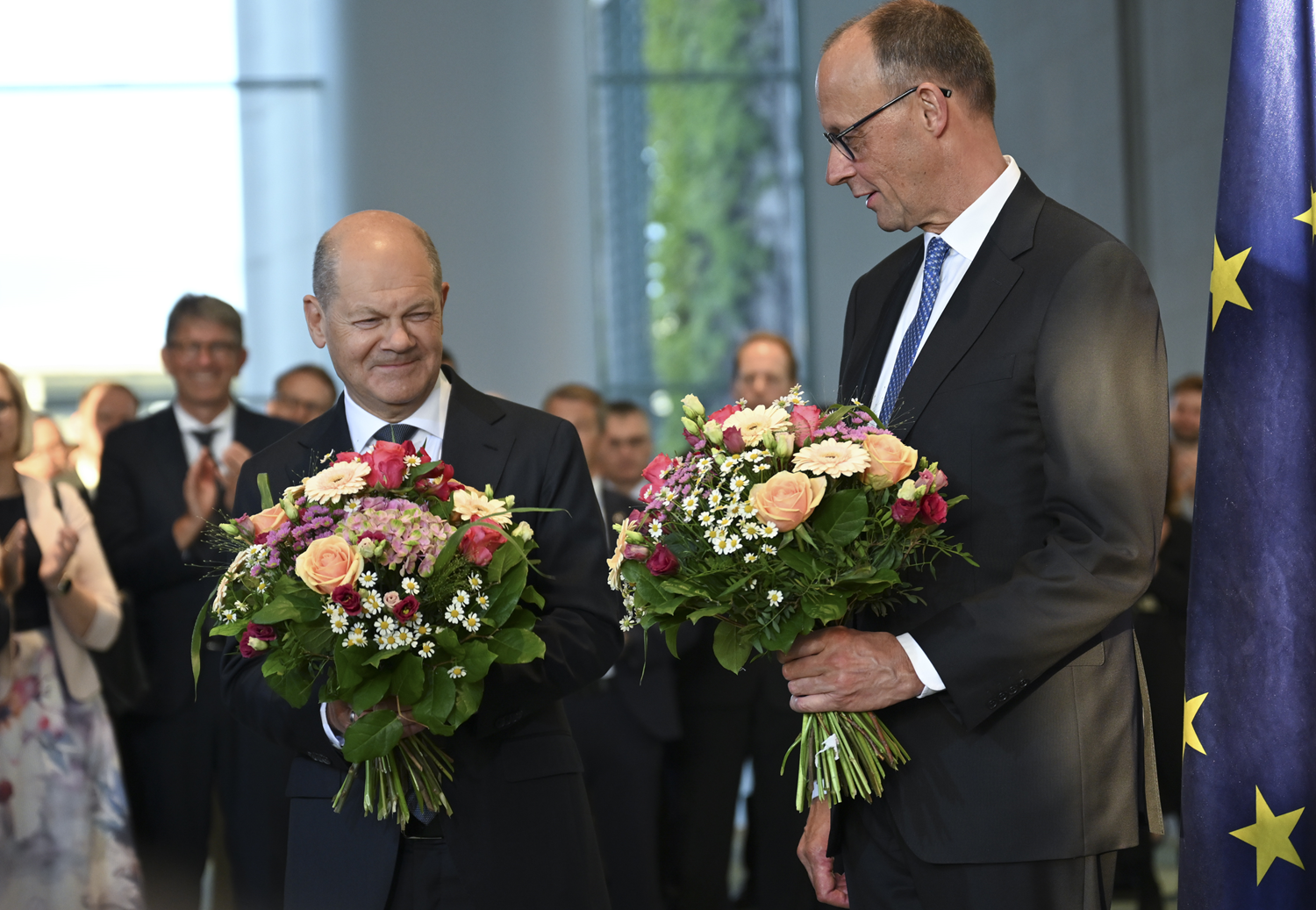 Almanya'da yeni dönem resmen başladı: Scholz görevini Merz'e devretti