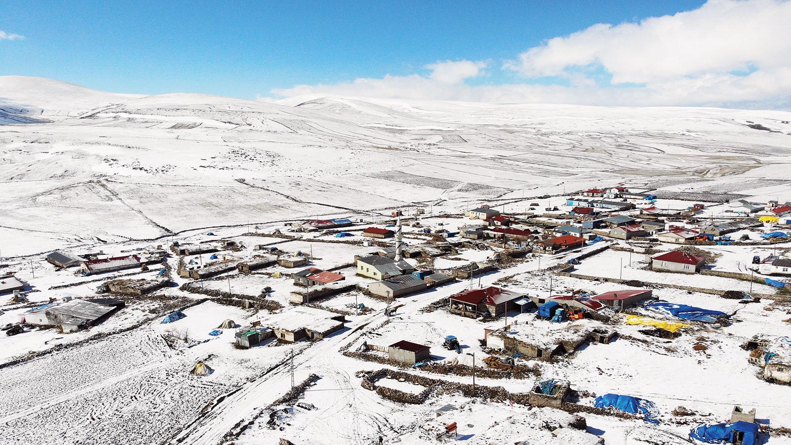 Bayburt'ta 4 metreyi bulduğu 3 bin rakımlı Soğanlı Dağları'nda mayısta karla mücadele