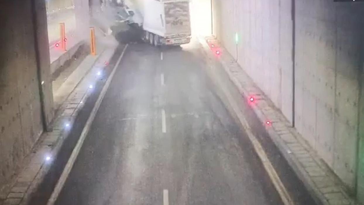 Erkenek Tüneli'nde tırın duvara çarptığı kaza güvenlik kamerasında!
