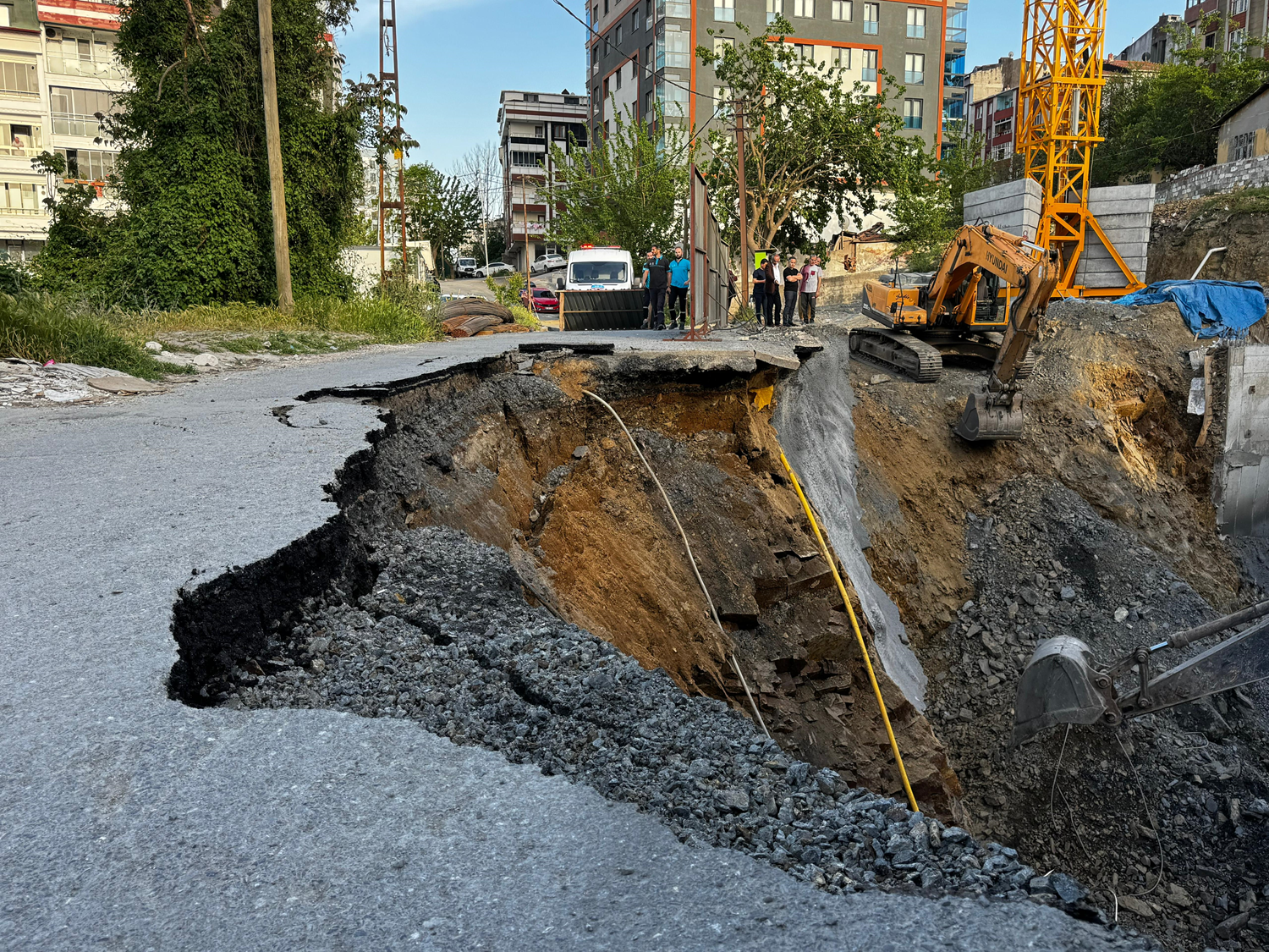 Gaziosmanpaşa'da yol çöktü: Doğal gaz hattı alarm verdi