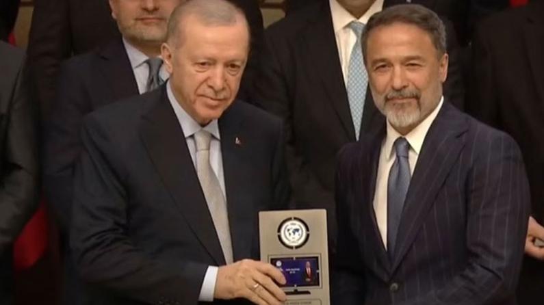 Anadolu Medya Ödülleri sahiplerini buldu... Kaan Yakuphan'a ''Yılın Haber Spikeri'' ödülü! 